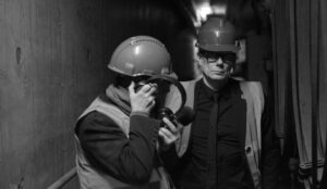 Joakim Montelius och Eskil Simonsson letar ljud i Örtoftaverkets underjordiska bränslekulvert.