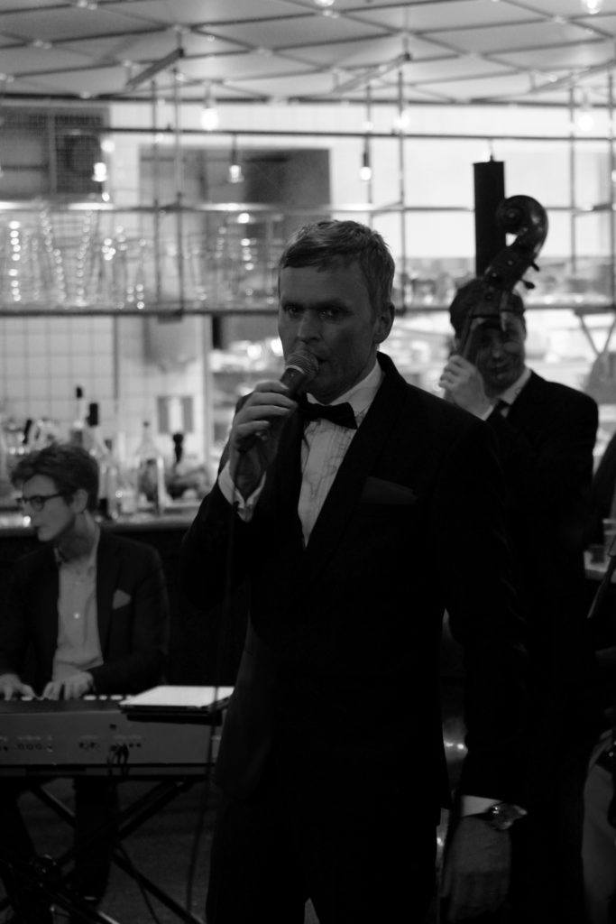 Johan Kinde med flera firade Frank Sinatras 101-årsdag på Taverna Brillo i Stockholm den 12 december 2016. Foto: Ernst Adamsson Borg.